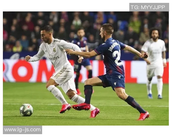 足球球星妻子们的高光时刻:聚焦美丽背后的风采与生活